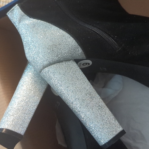 Never wore BCBGeneration two tone boots - Picture 3 of 4